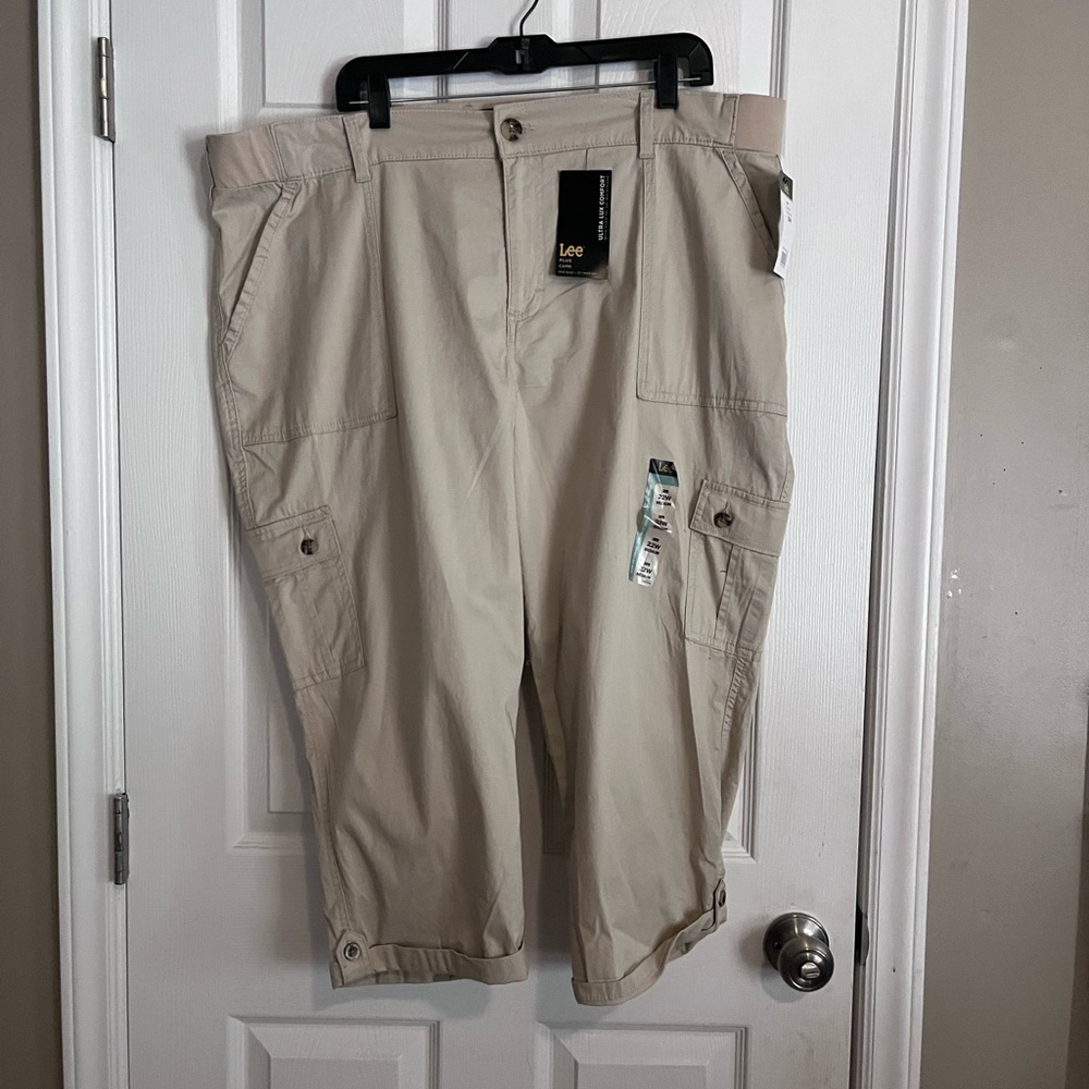 Lee Beige Cargo Shorts Size 22W
